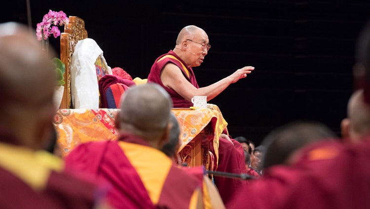 Su Santidad el Dálai Lama dirigiéndose a más de 6.000 tibetanos y partidarios del Tíbet durante su reunión en el Zurich Hallenstadion en Zurich, Suiza, el 23 de septiembre de 2018. Foto de Manuel Bauer