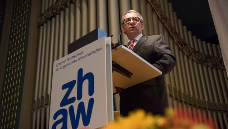 Jean-Marc Piveteau, Presidente de la Universidad de ZHAW (Universidad de Ciencias Aplicadas de Zurich), presenta el simposio en el Centro de Conferencias de la Universidad en Winterthur, Suiza, el 24 de septiembre de 2018. Foto de Manuel Bauer