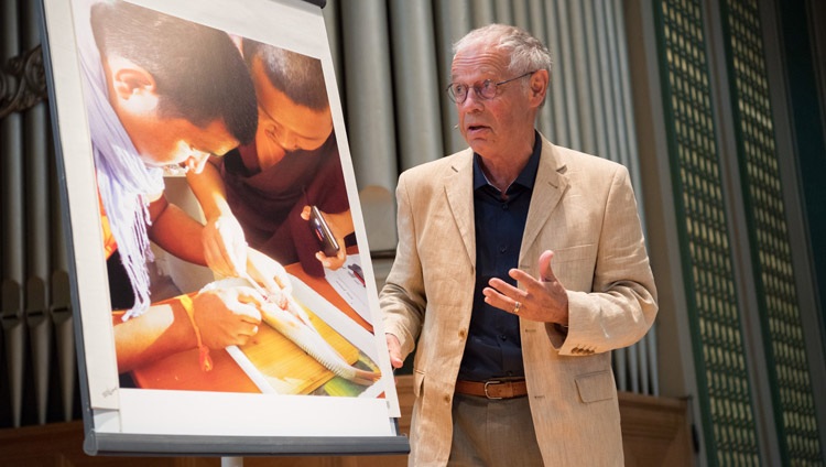 El Dr. Rudolf Högger del Instituto Tibetano Rikon usando una foto para ilustrar su presentación en el panel de discusión en la Universidad de Ciencias Aplicadas de Zurich en Winterthur, Suiza, el 24 de septiembre de 2018. Foto de Manuel Bauer
