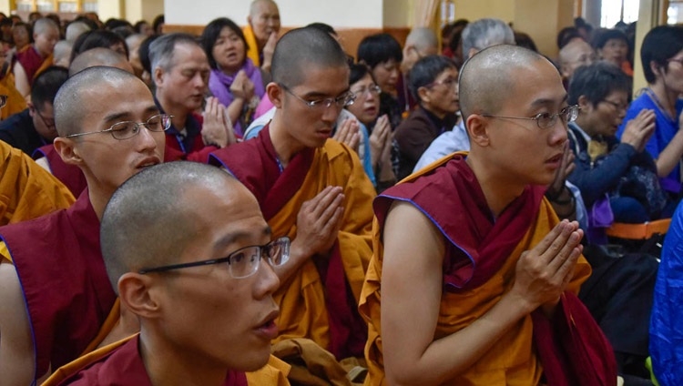 Miembros de la audiencia de Taiwán dentro del Templo Principal Tibetano recitando oraciones al comienzo de las enseñanzas de Su Santidad el Dalái Lama en Dharamsala, HP, India, el 3 de octubre de 2018. Foto de Tenzin Phende/DIIR
