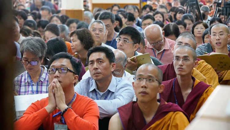 Miembros del grupo de Taiwán sentados dentro del Templo Principal Tibetano escuchando a Su Santidad el Dalái Lama en el segundo día de enseñanzas en Dharamsala, HP, India, el 4 de octubre de 2018. Foto de Ven Tenzin Jamphel