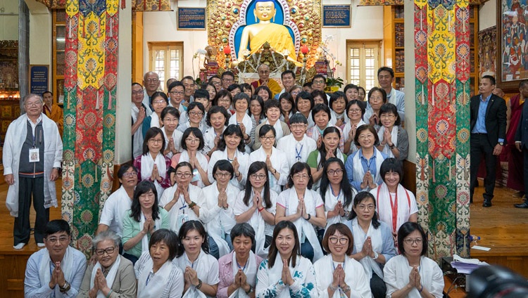 Una de varias fotos de grupo con los más de 1.000 Budistas de Taiwán que asistieron a las enseñanzas de Su Santidad el Dalái Lama en el Templo Principal Tibetano en Dharamsala, HP, India el 6 de octubre de 2018. Foto de Ven Tenzin Jamphel