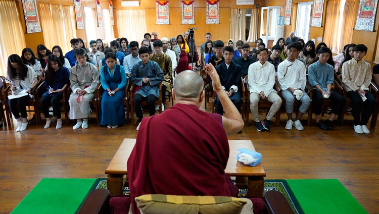 Su Santidad el Dalái Lama se dirige a los estudiantes de la Escuela Woodstock en la sala de reuniones junto a su oficina en Dharamsala, HP, India, el 11 de octubre de 2018. Foto de Ven Tenzin Jamphel