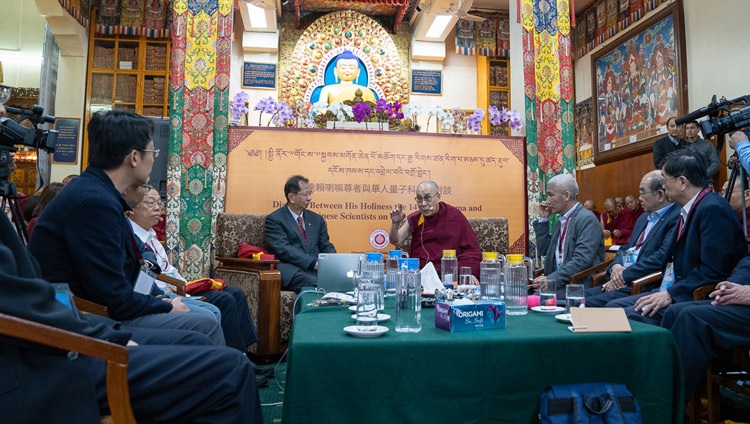 Su Santidad el Dalái Lama abre el diálogo con científicos chinos sobre los efectos cuánticos en el Templo Principal Tibetano en Dharamsala, HP, India, el 1 de noviembre de 2018. Foto de Ven Tenzin Jamphel