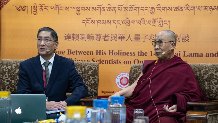  El moderador, el profesor Albert M. Chang, da la bienvenida a todos al segundo día del Diálogo entre Su Santidad el Dalái Lama y científicos chinos sobre los efectos cuánticos en el Templo Principal Tibetano de Dharamsala, HP, India, el 2 de noviembre de 2018. Foto de Ven Tenzin Jamphel
