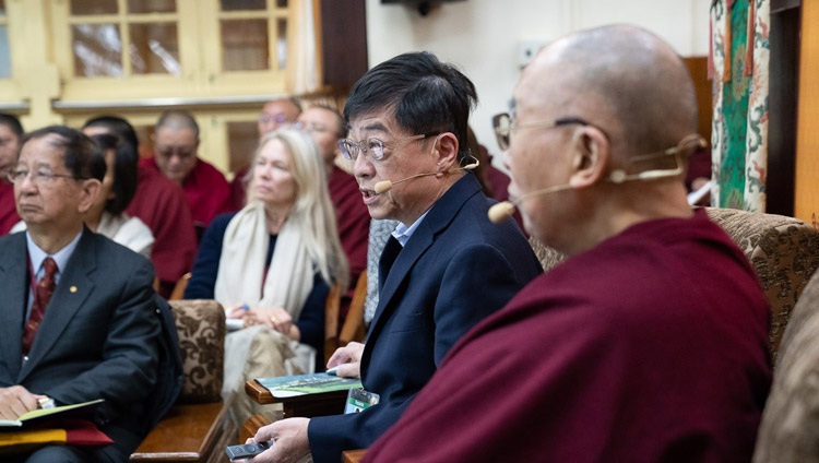 El Dr. Ting-Kuo Lee habla sobre la superconductividad durante su presentación en el segundo día del Diálogo entre Su Santidad el Dalái Lama y científicos chinos sobre los efectos cuánticos en el Templo Principal Tibetano en Dharamsala, HP, India, el 2 de noviembre de 2018. Foto de Ven Tenzin Jamphel