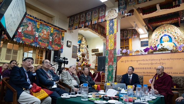 El Prof. Albert M. Chang pronunció su presentación sobre el transporte cuántico en el segundo día del Diálogo entre Su Santidad el Dalái Lama y científicos chinos sobre los efectos cuánticos en el Templo Principal Tibetano de Dharamsala, HP, India, el 2 de noviembre de 2018. Foto de Ven Tenzin Jamphel