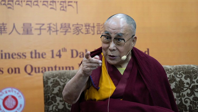 Su Santidad el Dalái Lama hablando durante el segundo día del diálogo con científicos chinos sobre los efectos cuánticos en el Templo Principal Tibetano en Dharamsala, HP, India el 2 de noviembre de 2018. Foto de Ven Tenzin Jamphel