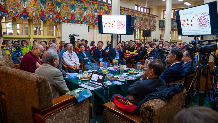 El Prof. Chung-Yuan Mou hablando sobre el agua durante su presentación en el segundo día del Diálogo entre Su Santidad el Dalái Lama y científicos chinos sobre los efectos cuánticos en el Templo Principal Tibetano en Dharamsala, HP, India, el 2 de noviembre de 2018. Foto de Ven Tenzin Jamphel