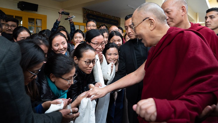 Su Santidad el Dalái Lama interactuando con miembros de la audiencia al salir del Templo Principal Tibetano para su residencia al concluir el segundo día del diálogo con científicos chinos sobre efectos cuánticos en Dharamsala, HP, India, el 2 de noviembre de 2018. Foto de Ven Tenzin Jamphel