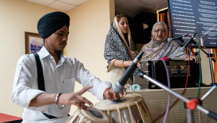 Sdn Taranjit Kaur cantando una Alabanza a Guru Nanak para comenzar las celebraciones del 550 aniversario del nacimiento de Guru Nanak en Nueva Delhi, India el 10 de noviembre de 2018. Foto de Tenzin Choejor