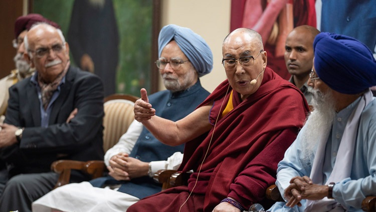 Su Santidad el Dalái Lama se dirige a la audiencia en las celebraciones del 550 aniversario del nacimiento de Guru Nanak en Nueva Delhi, India, el 10 de noviembre de 2018. Foto de Tenzin Choejor