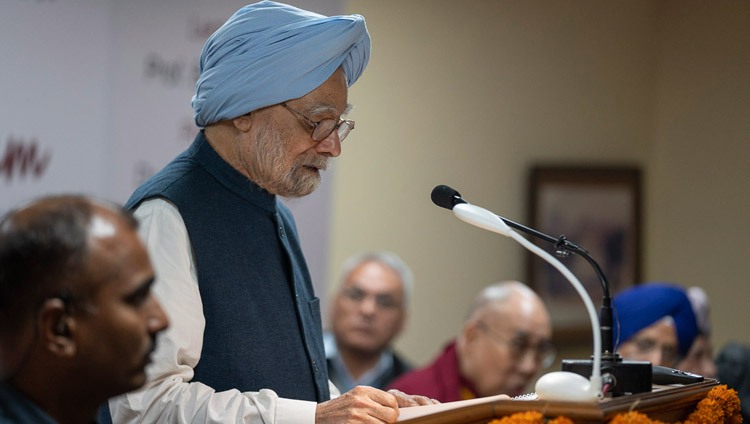 El ex Primer Ministro de la India, Dr. Manmohan Singh, hablando en las celebraciones del 550º aniversario del nacimiento de Guru Nanak en Nueva Delhi, India, el 10 de noviembre de 2018. Foto de Tenzin Choejor