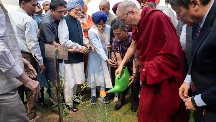 Su Santidad el Dalái Lama y el ex Primer Ministro de la India, el Dr. Manmohan Singh, plantando un árbol joven en los terrenos de Bhai Vir Singh Sahitya Sadan como parte de las celebraciones del 550º aniversario del nacimiento de Guru Nanak en Nueva Delhi, India, el 10 de noviembre de 2018. Foto de Tenzin Choejor