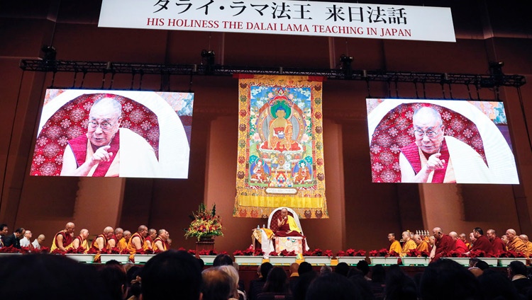 Una vista del escenario en el Salón Nacional de Convenciones del Pacífico de Yokohama durante la enseñanza de Su Santidad el Dalái Lama en Yokohama, Japón, el 14 de noviembre de 2018. Foto de Tenzin Jigme