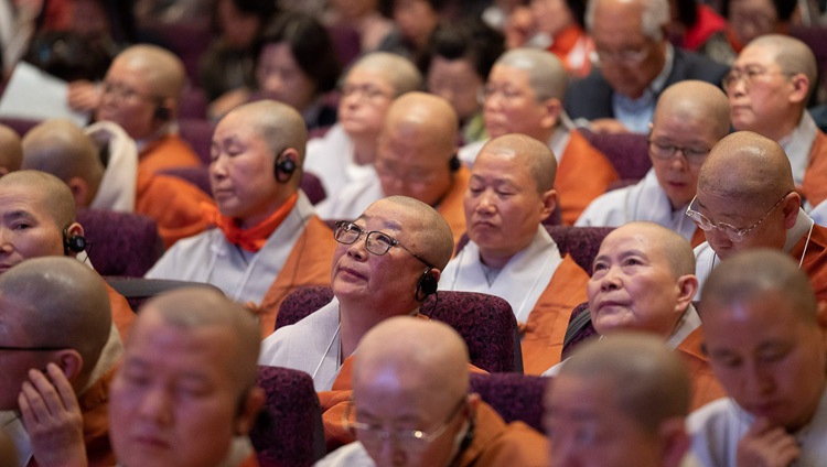 Monásticos de Corea escuchando las enseñanzas de Su Santidad el Dalái Lama en Yokohama, Japón, el 14 de noviembre de 2018. Foto de Tenzin Choejor