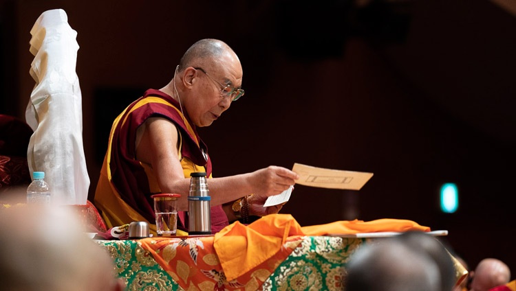 Su Santidad leyendo el texto el primer día de su enseñanza en Yokohama, Japón, el 14 de noviembre de 2018. Foto de Tenzin Choejor
