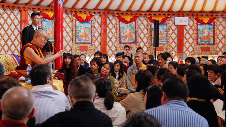 Su Santidad el Dalái Lama hablando en la inauguración del Instituto Sherab Kyetsel Ling en Chiba, Japón, el 18 de noviembre de 2018. Foto de Tenzin Jigme