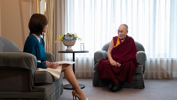 Su Santidad el Dalai Lama y Rina Yamasawa de NHK durante su entrevista en Yokohama, Japón el 13 de noviembre de 2018. Foto de Tenzin Choejor