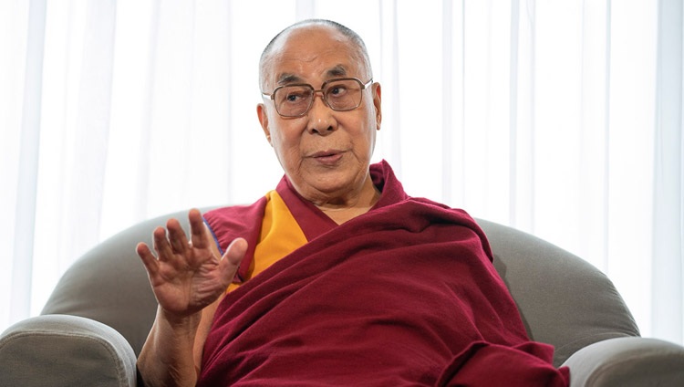 Su Santidad el Dalai Lama respondiendo a una pregunta durante su entrevista con Rina Yamasawa de NHK en Yokohama, Japón el 13 de noviembre de 2018. Foto de Tenzin Choejor