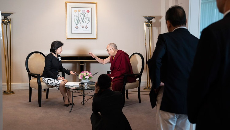 La Sra. Yoshiko Sakurai, presidenta del Instituto Nacional de Fundamentos de Japón, entrevistó a Su Santidad el Dalai Lama en Yokohama, Japón, el 13 de noviembre de 2018. Foto de Tenzin Choejor