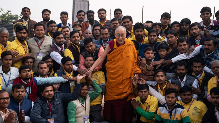 Su Santidad el Dalái Lama con voluntarios de la Sociedad Budista Juvenil de la India y organizadores de su enseñanza en Sankisa, UP, India, el 5 de diciembre de 2018. Foto de Lobsang Tsering
