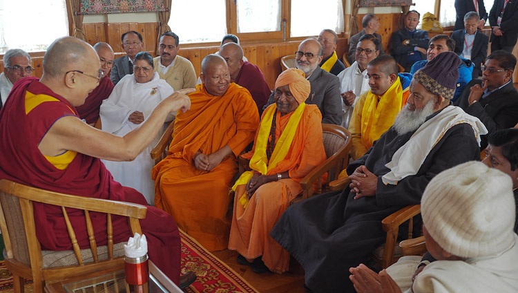Su Santidad el Dalái Lama se reunió con miembros de un Foro Interreligioso de Gaya en el Monasterio de Gaden Phelgyeling en Bodhgaya, Bihar, India el 21 de diciembre de 2018. Foto de Jeremy Russell