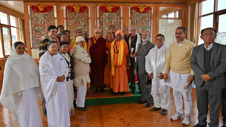 Su Santidad el Dalái Lama con miembros de un Foro Interreligioso de Gaya después de su reunión en el Monasterio de Gaden Phelgyeling en Bodhgaya, Bihar, India el 21 de diciembre de 2018. Foto de ven Tenzin Jamphel
