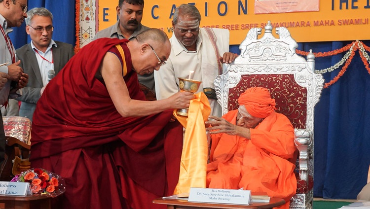 Su Santidad el Dalái Lama ofreciendo una lámpara de mantequilla a Sri Shivakumara Swamiji durante su visita a la Universidad de Tumkur en Tumkar, Karnataka, India, el 27 de noviembre de 2012. Foto de Jeremy Russell
