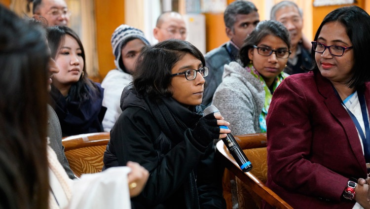 Una participante del grupo de jóvenes académicos indios haciendo una pregunta a Su Santidad el Dalai Lama durante su reunión en su residencia de Dharamsala, HP, India, el 24 de enero de 2019. Foto de Ven Tenzin Jamphel