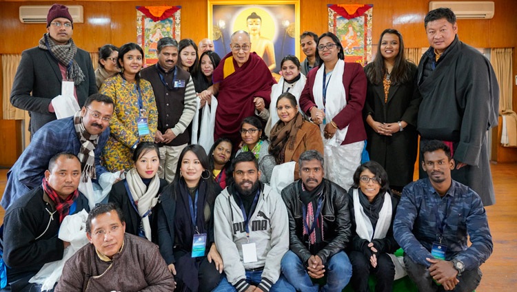 Su Santidad el Dalái Lama con un grupo de jóvenes eruditos indios, participantes en una Conferencia de Estudios Tibetanos, después de su reunión en su residencia de Dharamsala, HP, India, el 24 de enero de 2019. Foto de Ven Tenzin Jamphel