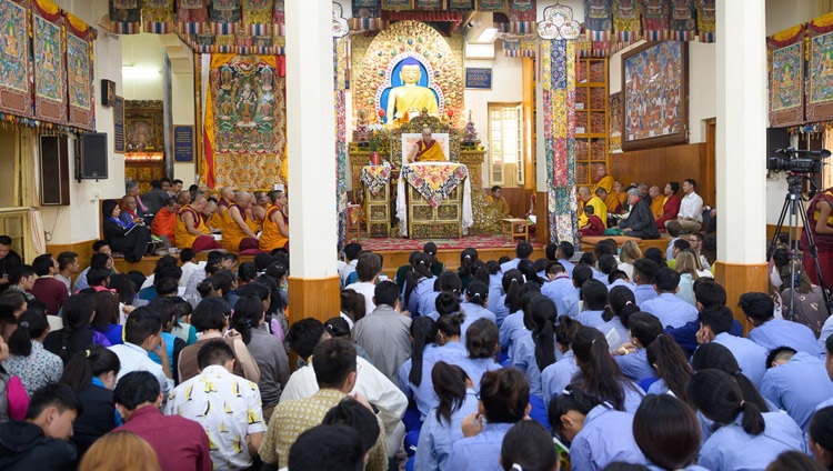 Una vista del Templo Principal Tibetano lleno de algunos de los 1200 estudiantes tibetanos que asisten a la enseñanza de Su Santidad el Dalái Lama para jóvenes tibetanos en Dharamsala, HP, India el 3 de junio de 2019. Foto de Tenzin Choejor