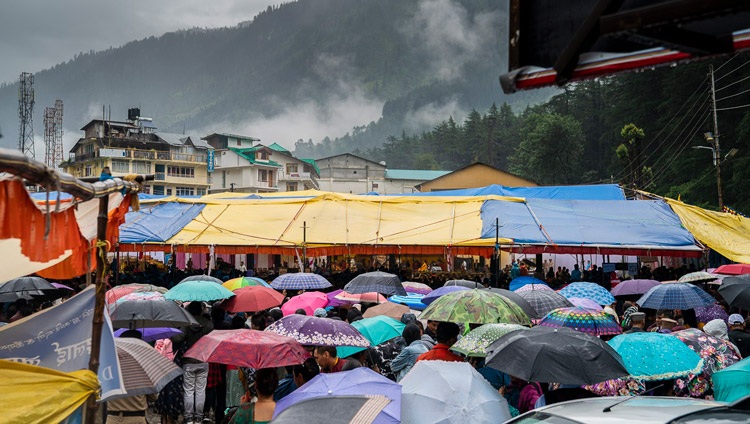 Una vista de la carpa con un estimado de 8000 personas, algunas usando paraguas para protegerse de la lluvia, durante el Empoderamiento de Mahakarunika Lokeshvara dado por Su Santidad el Dalái Lama en Manali, HP, India el 17 de agosto de 2019. Foto de Tenzin Choejor