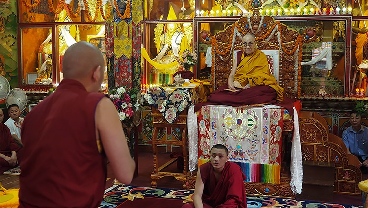 Monjes debatiendo frente a Su Santidad el Dalái Lama durante su visita al Monasterio Ön Ngari en Manali, HP, India, el 23 de agosto de 2019. Foto de Jeremy Russell