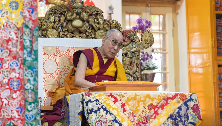 Su Santidad el Dalái Lama hablando en el segundo día de sus enseñanzas a petición de un grupo de Asia en el Templo Principal Tibetano en Dharamsala, HP, India el 5 de septiembre de 2019. Foto de Tenzin Choejor