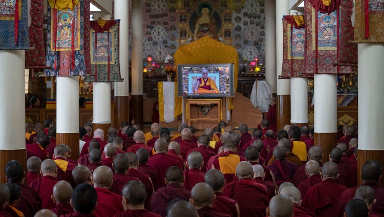Miembros de la audiencia sentados en el Templo Kalachakra viendo a Su Santidad el Dalái Lama en la televisión durante el segundo día de enseñanzas en Dharamsala, HP, India, el 5 de septiembre de 2019. Foto de Matteo Passigato