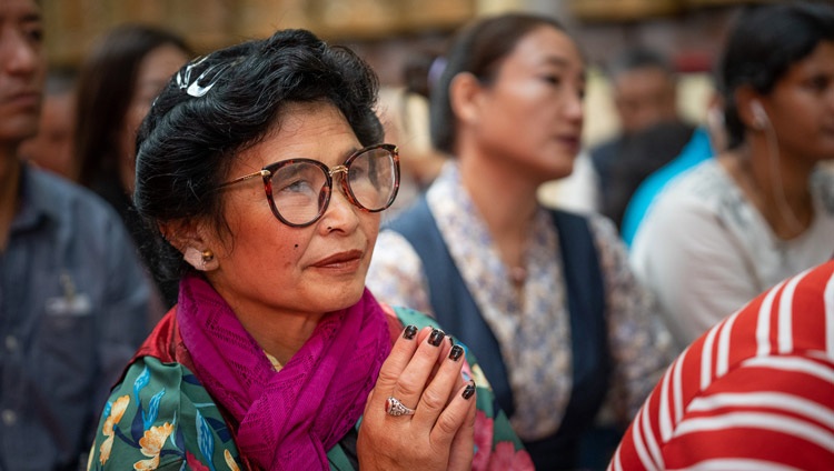 Miembros de la audiencia escuchando a Su Santidad el Dalái Lama en el tercer día de sus enseñanzas en el Templo Principal Tibetano en Dharamsala, HP, India el 6 de septiembre de 2019. Foto de Matteo Passigato