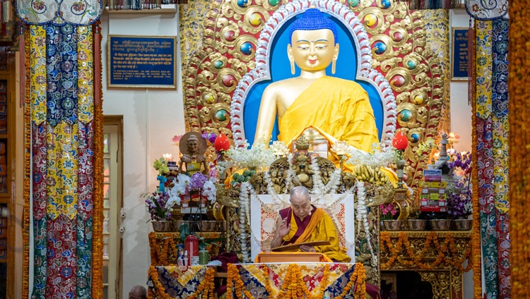 Su Santidad el Dalái Lama leyendo el texto del tercer día de sus enseñanzas en el Templo Principal Tibetano en Dharamsala, HP, India, el 6 de septiembre de 2019. Foto de Matteo Passigato