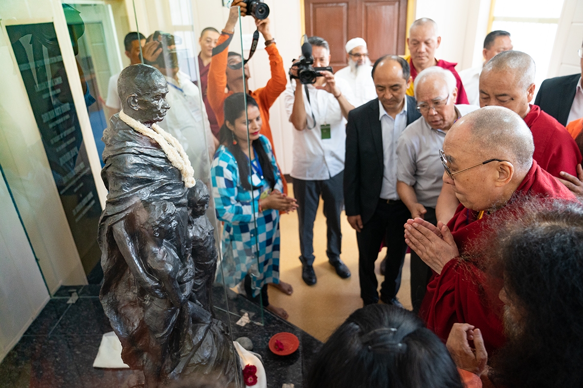 Su Santidad el Dalái Lama rindiendo homenaje a una estatua de Mahatma Gandhi durante su visita a la Biblioteca Mahatma Gandhi en el Ashram de Gandhi, Kingsway Camp, Nueva Delhi, India, el 25 de septiembre de 2019. Foto de Tenzin Choejor