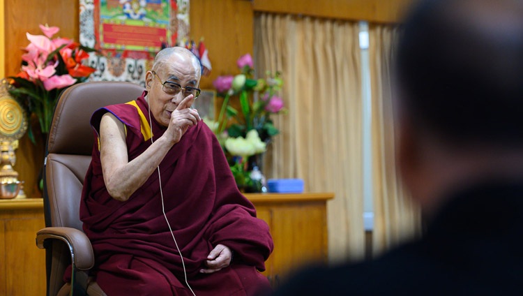 Su Santidad el Dalái Lama respondiendo a una pregunta de la audiencia durante su reunión con miembros de la Sociedad de Jóvenes Budistas Indios de Sankisa y estudiantes y profesores del Instituto Indio de Comunicación de Masas en su residencia de Dharamsala, HP, India, el 15 de noviembre de 2019. Foto de Tenzin Choejor