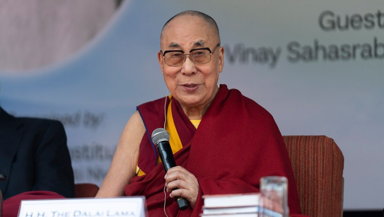 Su Santidad el Dalái Lama pronunciando la 24ª Conferencia Conmemorativa de Sarvepalli Radhakrishnan en el Centro Internacional Indio de Nueva Delhi, India, el 21 de noviembre de 2019. Foto de Tenzin Choejor