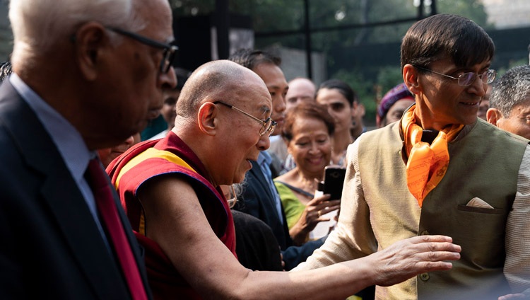 Su Santidad el Dalái Lama saluda a los miembros de la audiencia cuando abandona el escenario al concluir el programa en el Centro Internacional Indio de Nueva Delhi, India, el 21 de noviembre de 2019. Foto de Tenzin Choejor