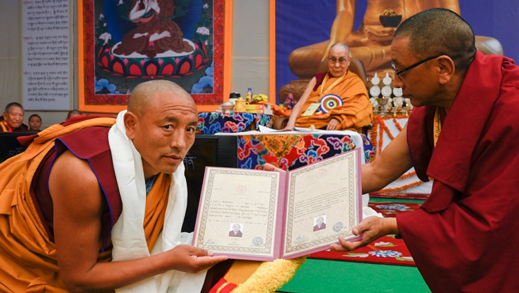 Karma Gelek Yuthok, Kalon de Religión y Cultura presentando Certificados de Graduación en el Simposio sobre Educación Monástica para conmemorar el 25 aniversario de Kirti Jepa Dratsang en Dharamsala, HP, India el 7 de diciembre de 2019. Foto de Manuel Bauer