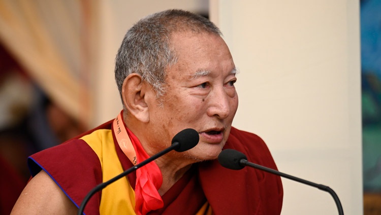 Kirti Rinpoche hablando en la celebración del 25º aniversario de la fundación de Kirti Jepa Dratsang en Dharamsala, HP, India, el 7 de diciembre de 2019. Foto de Manuel Bauer