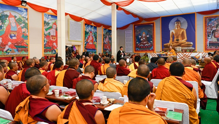 El Presidente de la Administración Central Tibetana, Dr. Lobsang Sangay, hablando en la inauguración del Simposio sobre Educación Monástica para conmemorar el 25º aniversario de Kirti Jepa Dratsang en Dharamsala, HP, India, el 7 de diciembre de 2019. Foto de Manuel Bauer