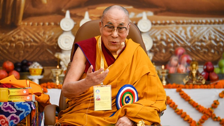 Su Santidad el Dalái Lama dirigiéndose a la reunión en el 25º aniversario de la fundación de Kirti Jepa Dratsang en Dharamsala, HP, India, el 7 de diciembre de 2019. Foto de Manuel Bauer