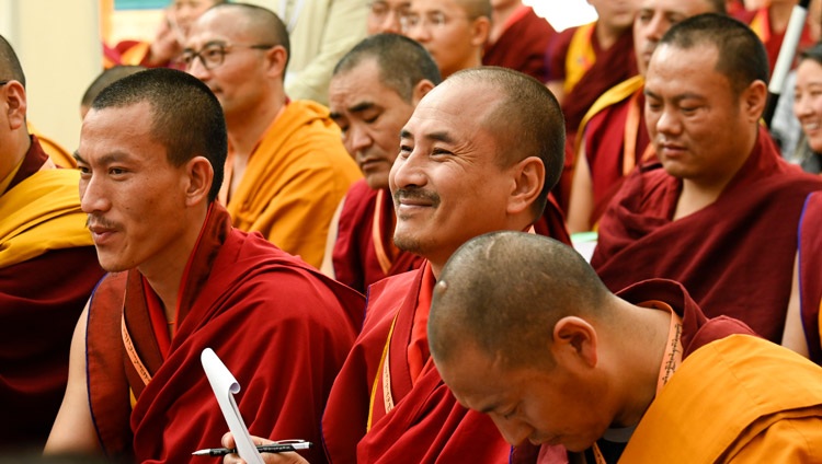 Miembros de la audiencia escuchando a Su Santidad el Dalái Lama durante la inauguración del Simposio sobre Educación Monástica para conmemorar el 25º aniversario de Kirti Jepa Dratsang en Dharamsala, HP, India el 7 de diciembre de 2019. Foto de Manuel Bauer