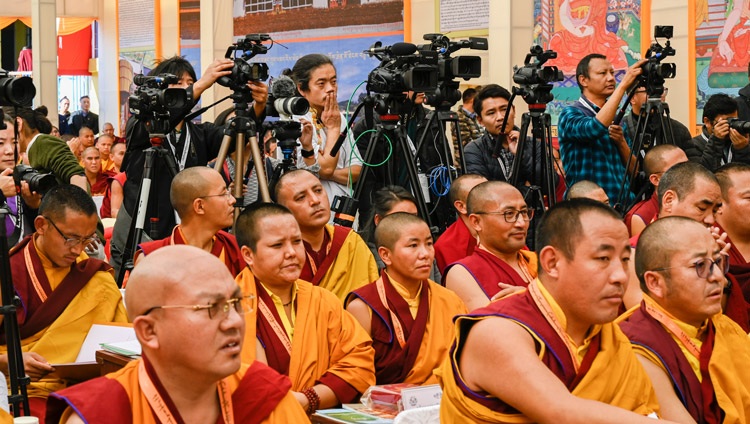 Una vista de los miembros de la prensa filmando a Su Santidad el Dalái Lama durante su discurso en la inauguración del Simposio sobre Educación Monástica para conmemorar el 25º aniversario de Kirti Jepa Dratsang en Dharamsala, HP, India, el 7 de diciembre de 2019. Foto de Manuel Bauer