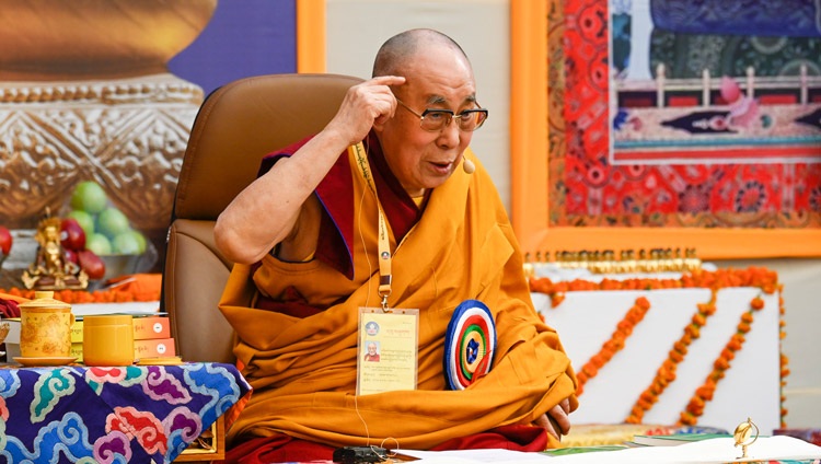 Su Santidad el Dalái Lama hablando en la inauguración del Simposio sobre Educación Monástica para conmemorar el 25º aniversario de Kirti Jepa Dratsang en Dharamsala, HP, India, el 7 de diciembre de 2019. Foto de Manuel Bauer