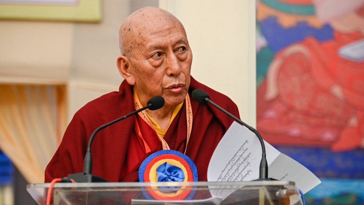 El Prof. Samdhong Rinpoché pronunció la presentación de apertura en el Simposio sobre Educación Monástica para conmemorar el 25º aniversario de Kirti Jepa Dratsang en Dharamsala, HP, India, el 7 de diciembre de 2019. Foto de Manuel Bauer